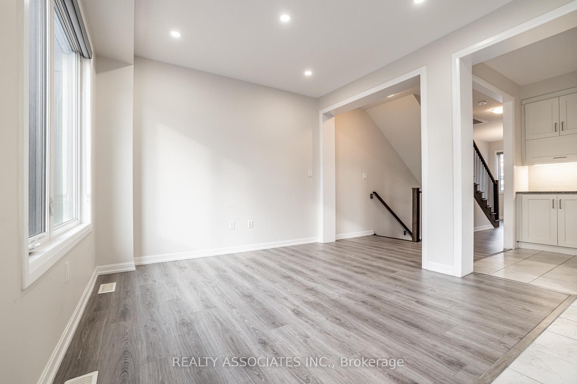 4 Bedrooms Condo at 133 Grovewood, Oakville For sale