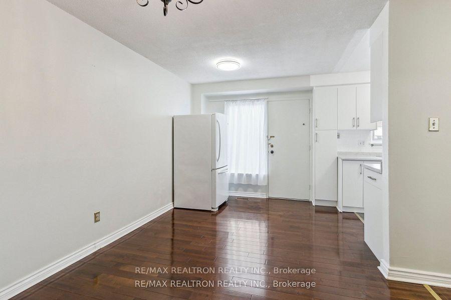 3 Bedrooms Condo at 44 Chester Le, Toronto For sale