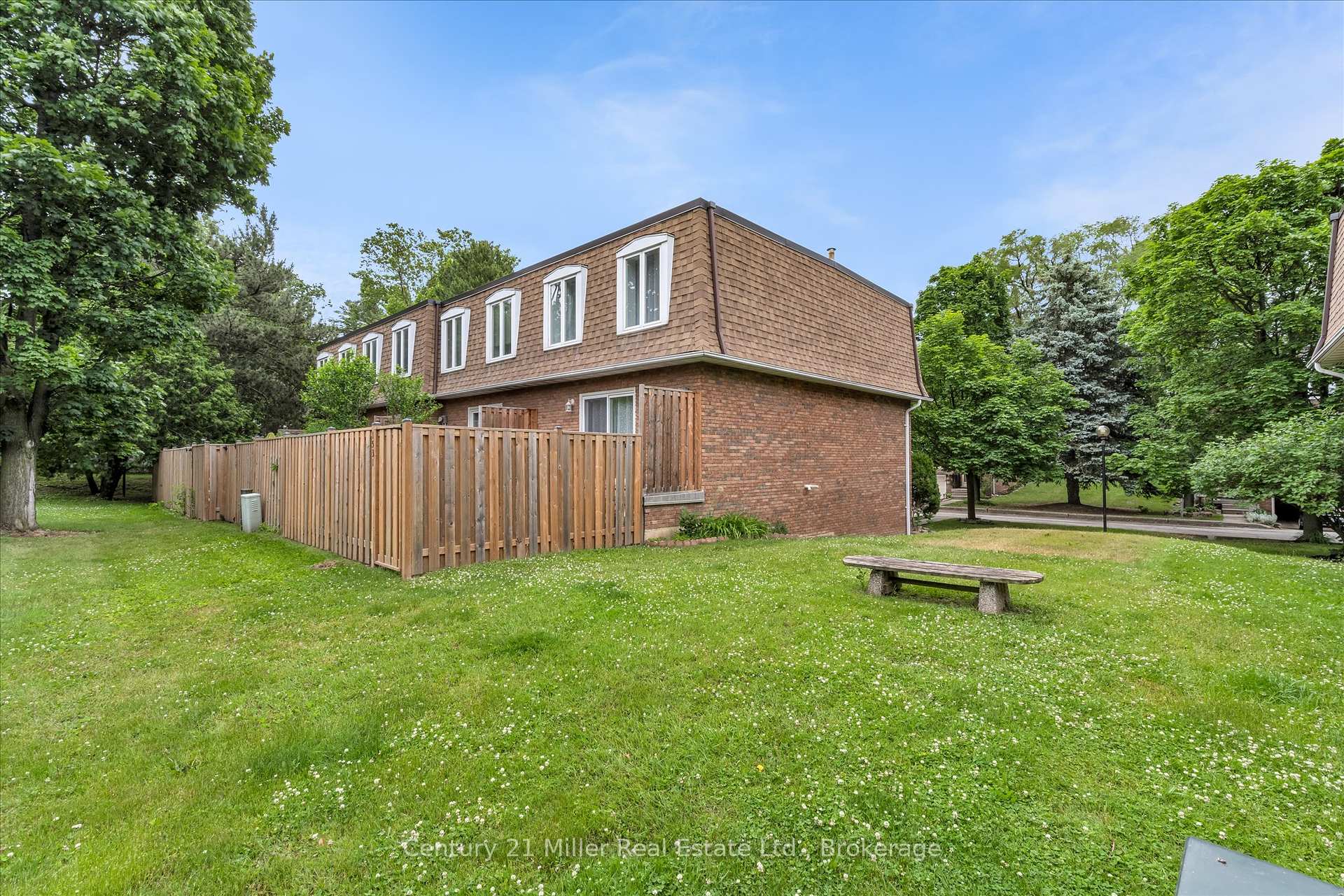 3 Bedrooms Condo at 1531 Westminster, Burlington For sale