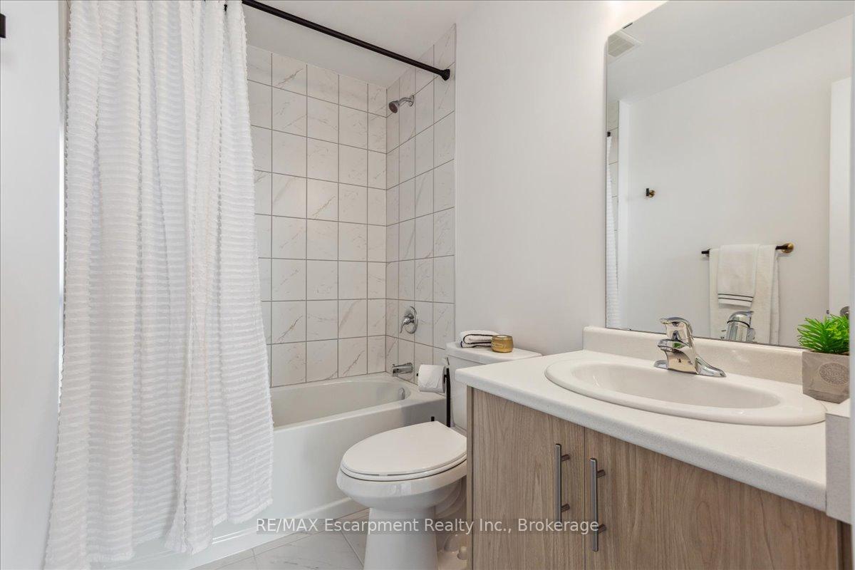 2 Bedrooms Condo at 450 Dundas,  Hamilton For sale