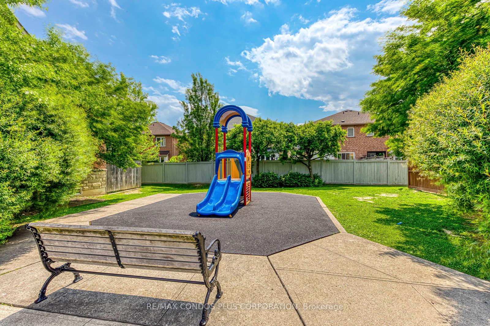5 Bedrooms Condo at 1015 Galesway, Mississauga For sale