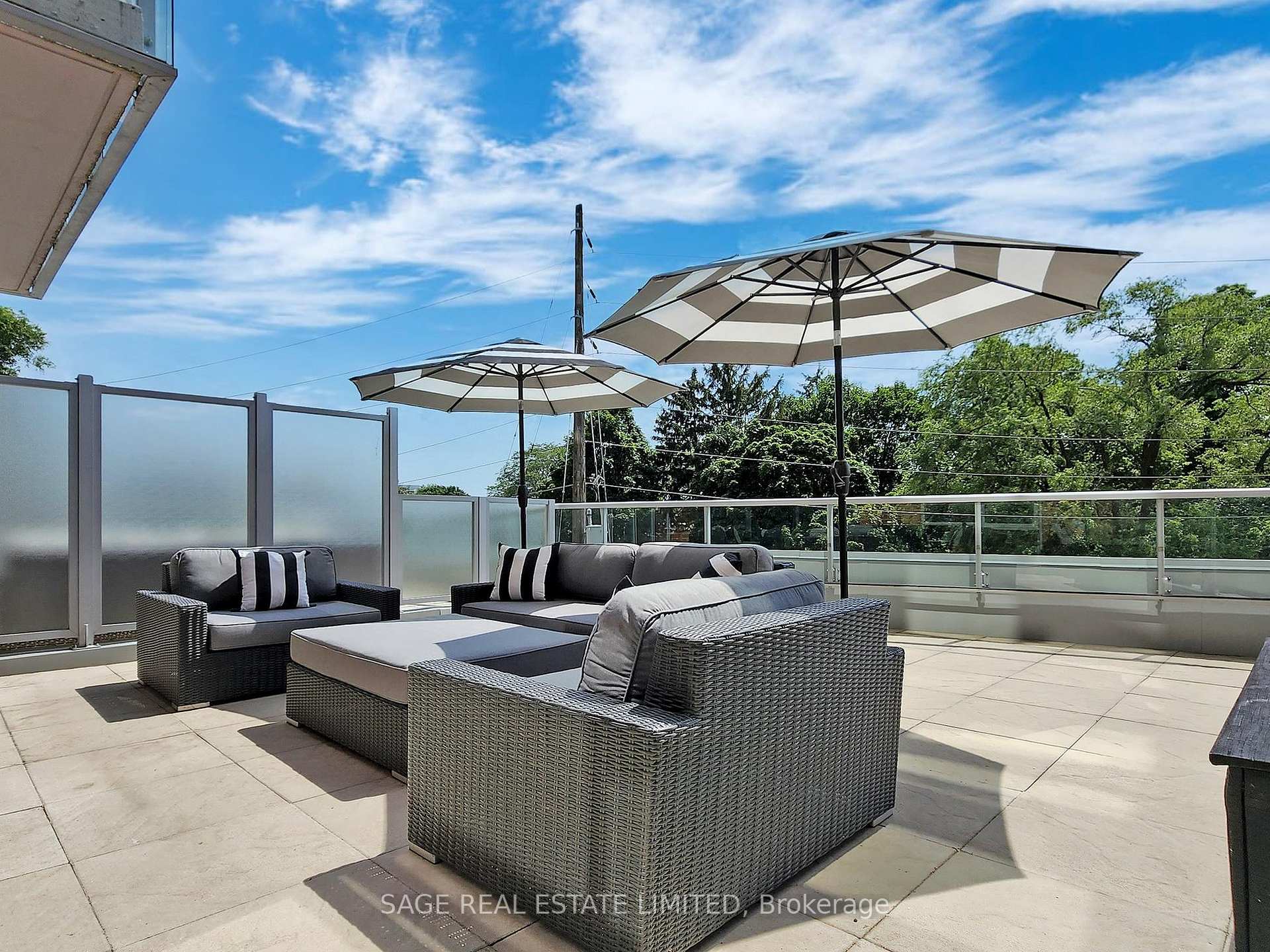 2 Bedrooms Condo at 551 Maple, Burlington For sale