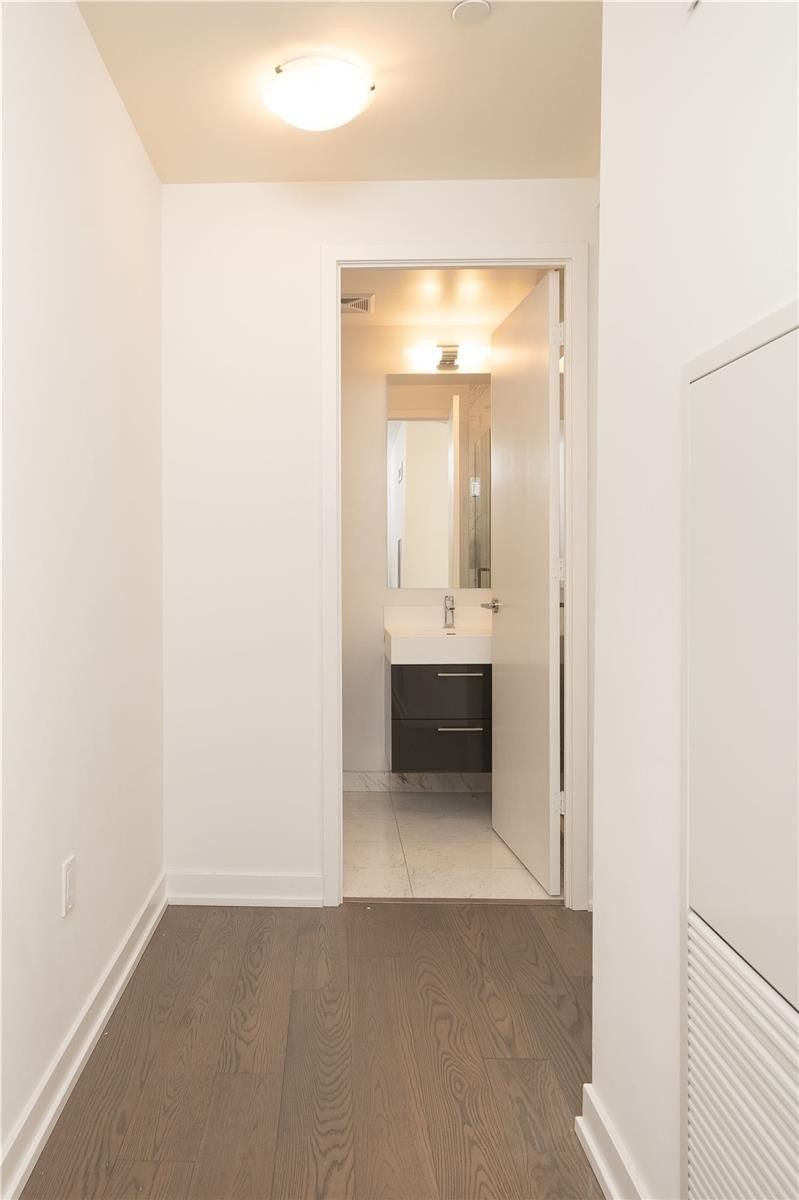 1 Yorkville Avenue 705