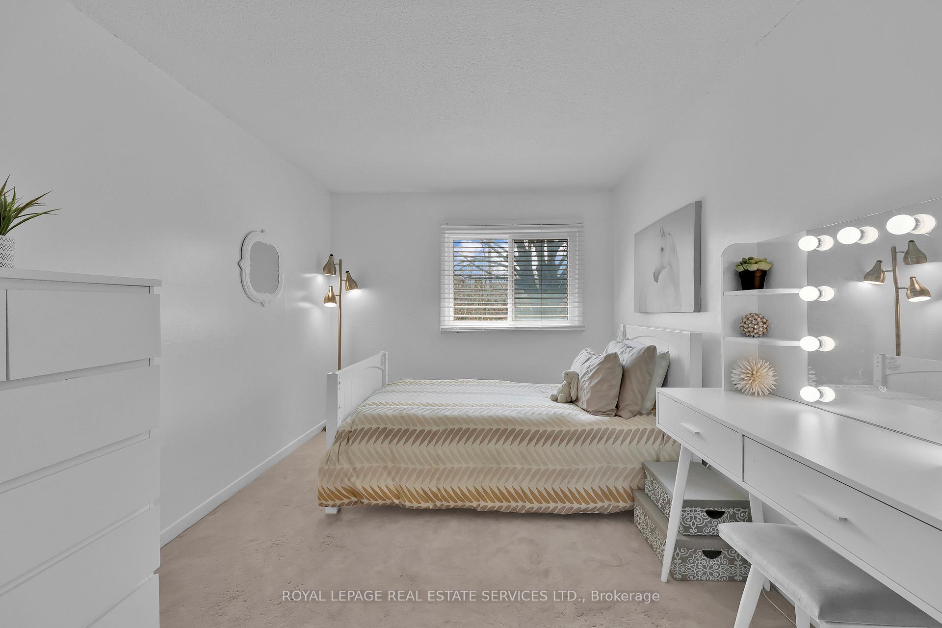 3 Bedrooms Condo at 3125 Fifth, Mississauga For sale