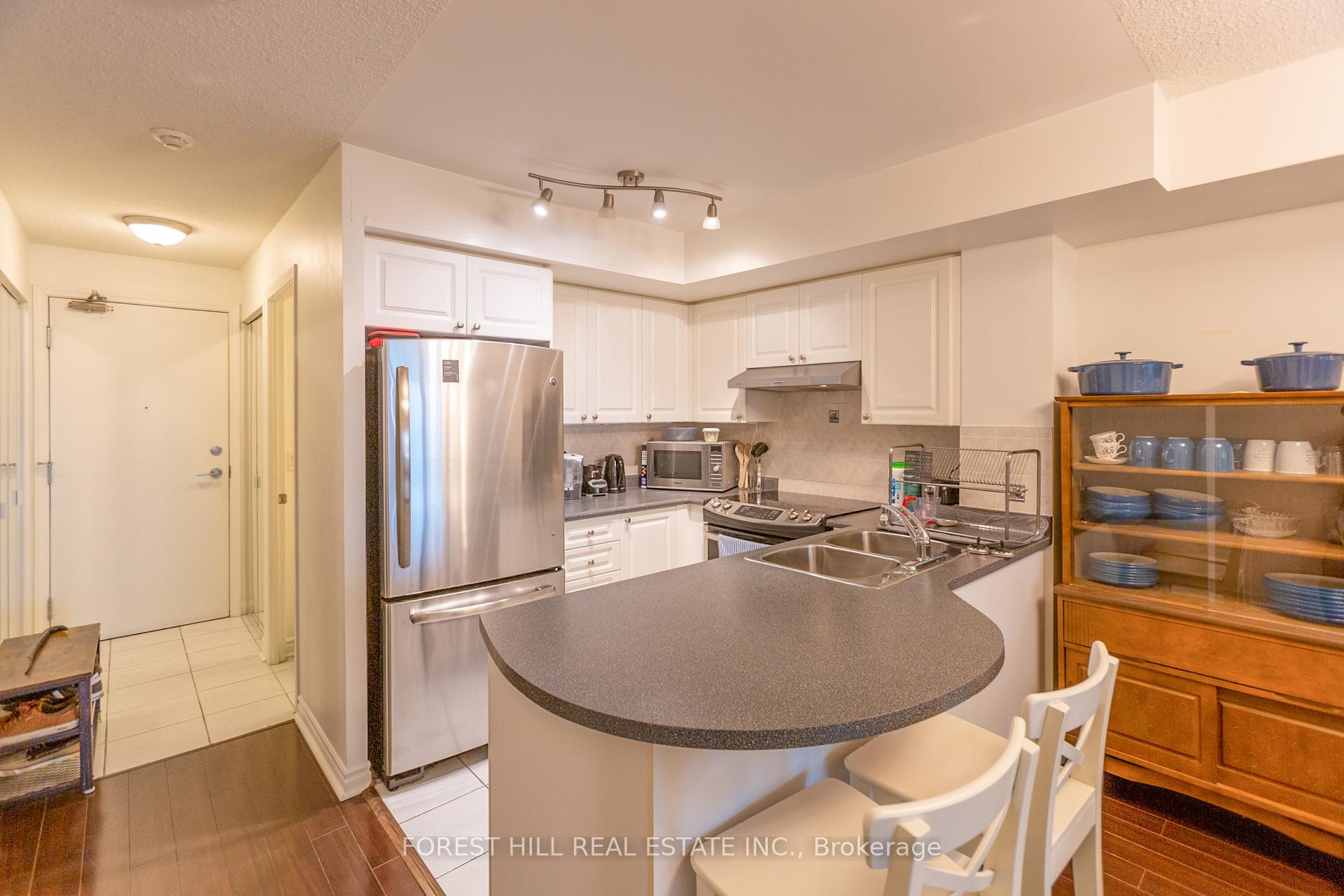 2 Bedrooms Condo at 17 Barberry, Toronto For sale