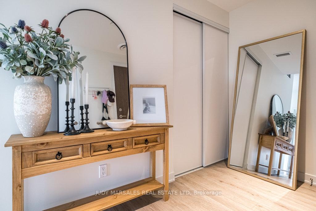 2 Bedrooms Condo at 16 Markle,  Hamilton For sale