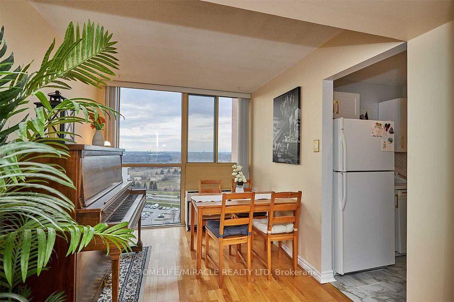 2 Bedrooms Condo at 41 Markbrook, Toronto For sale