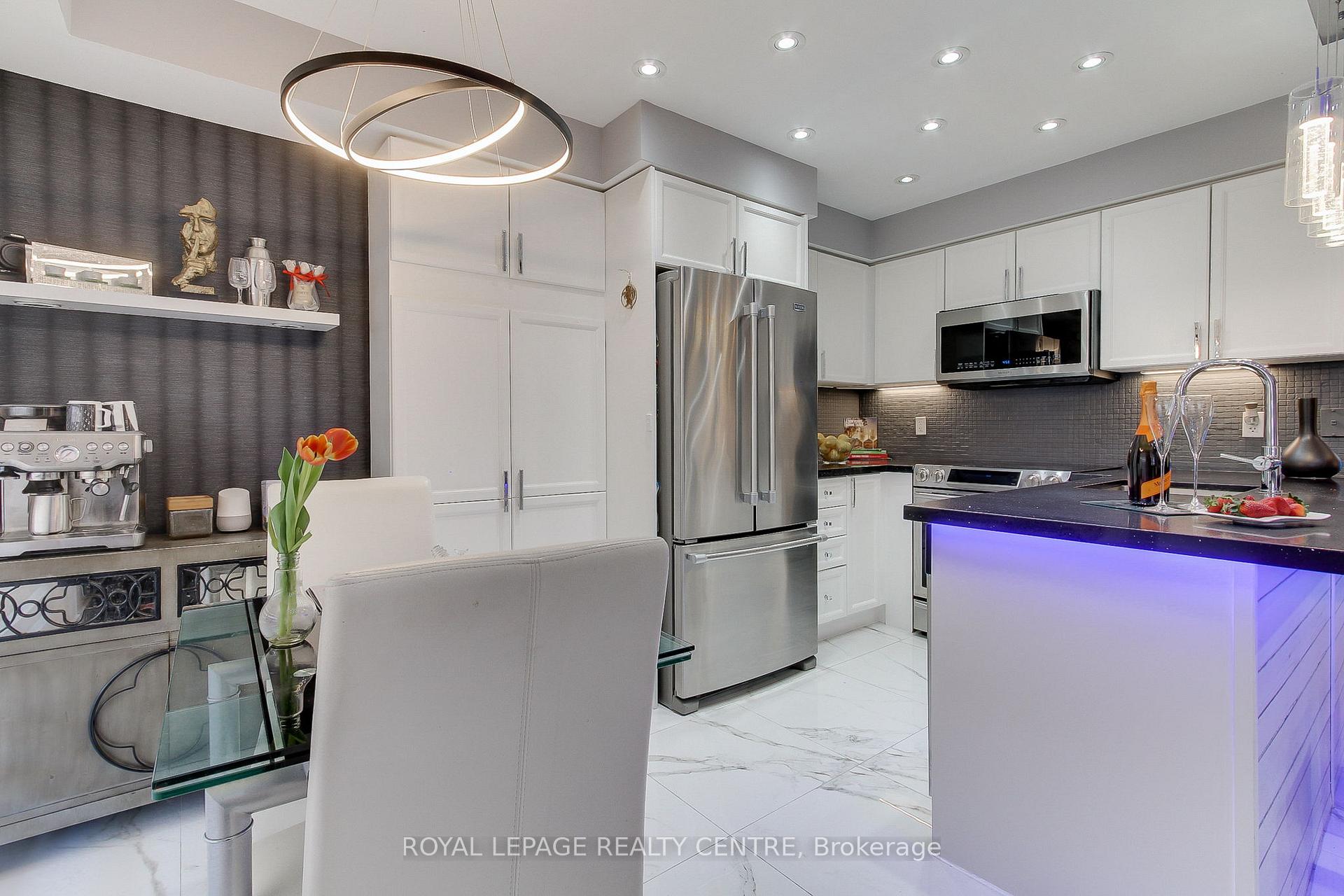 3 Bedrooms Condo at 750 Neighbourhood,  Mississauga For sale