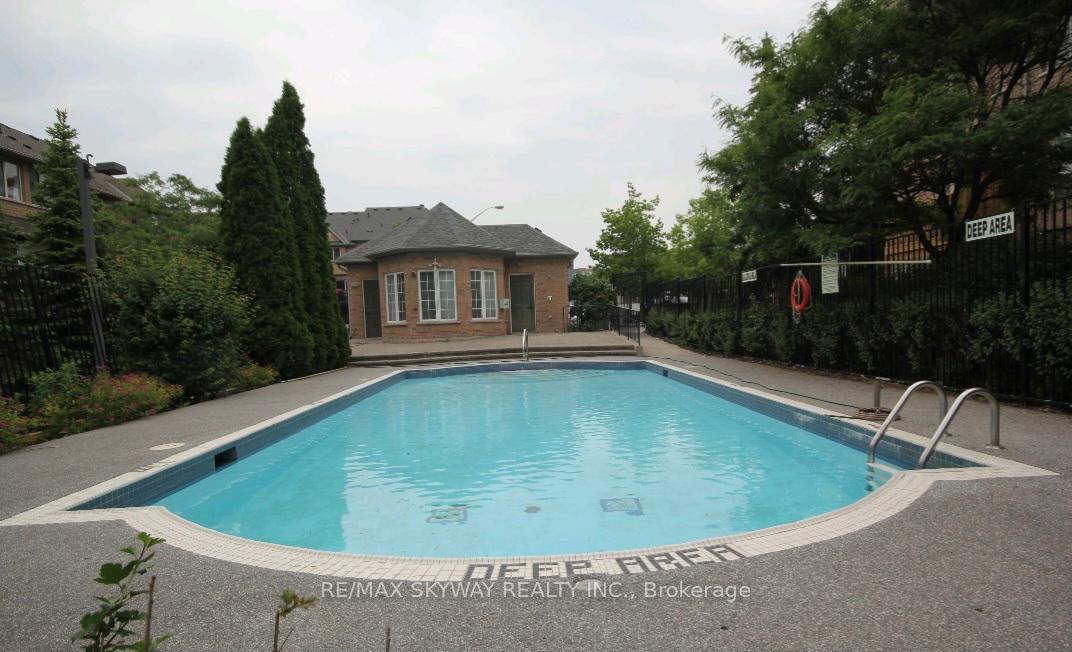 3 Bedrooms Condo at 50 Strathaven,  Mississauga For sale