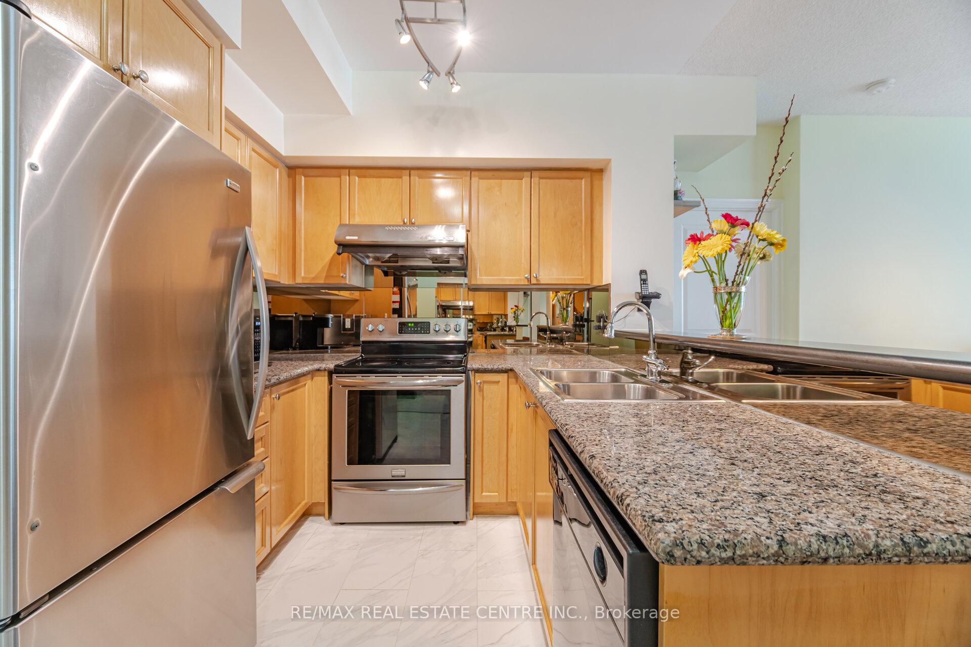 2 Bedrooms Condo at 5 Marine Parade,  Toronto For sale