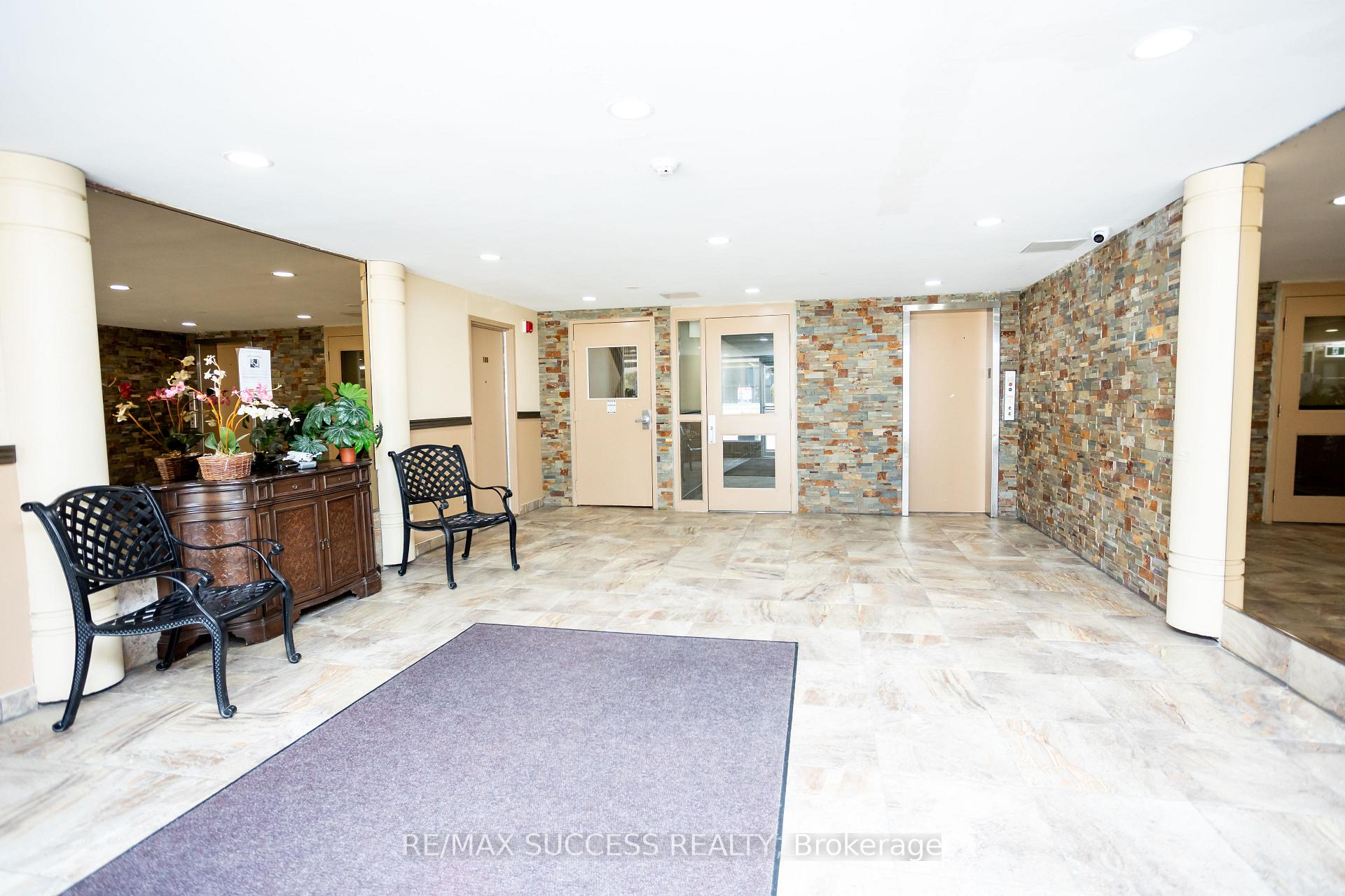 3 Bedrooms Condo at 2095 Roche, Mississauga For sale