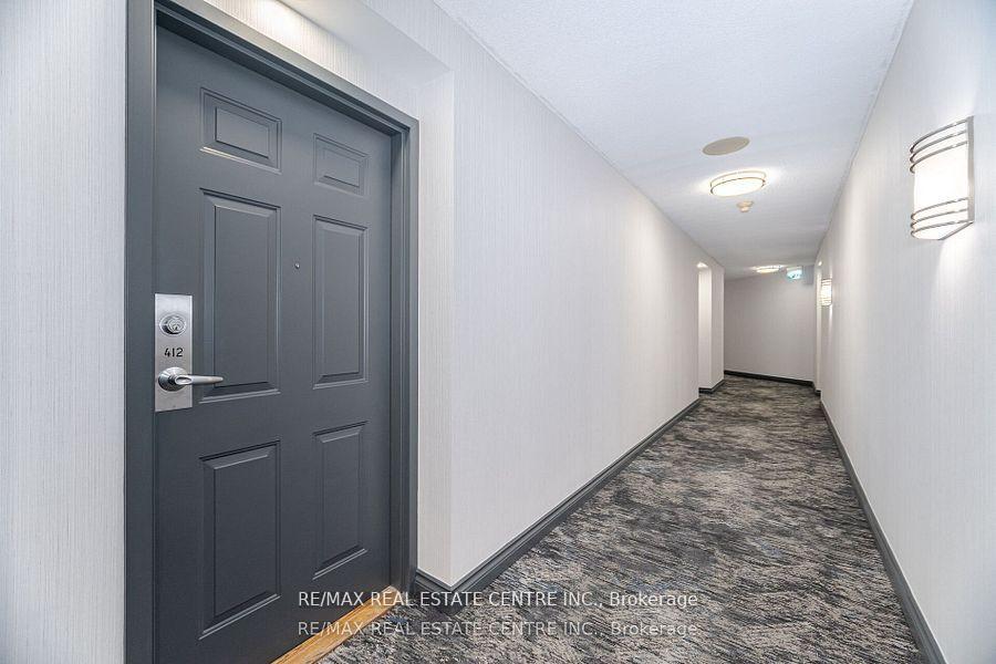 3 Bedrooms Condo at 250 Webb, Mississauga For sale