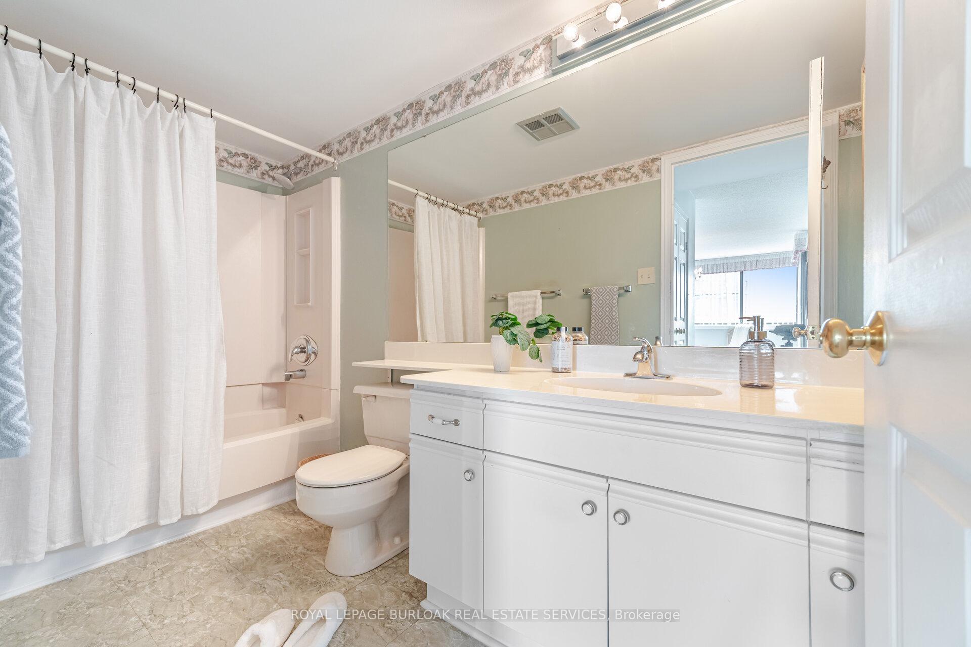 2 Bedrooms Condo at 1230 Marlborough, Oakville For sale