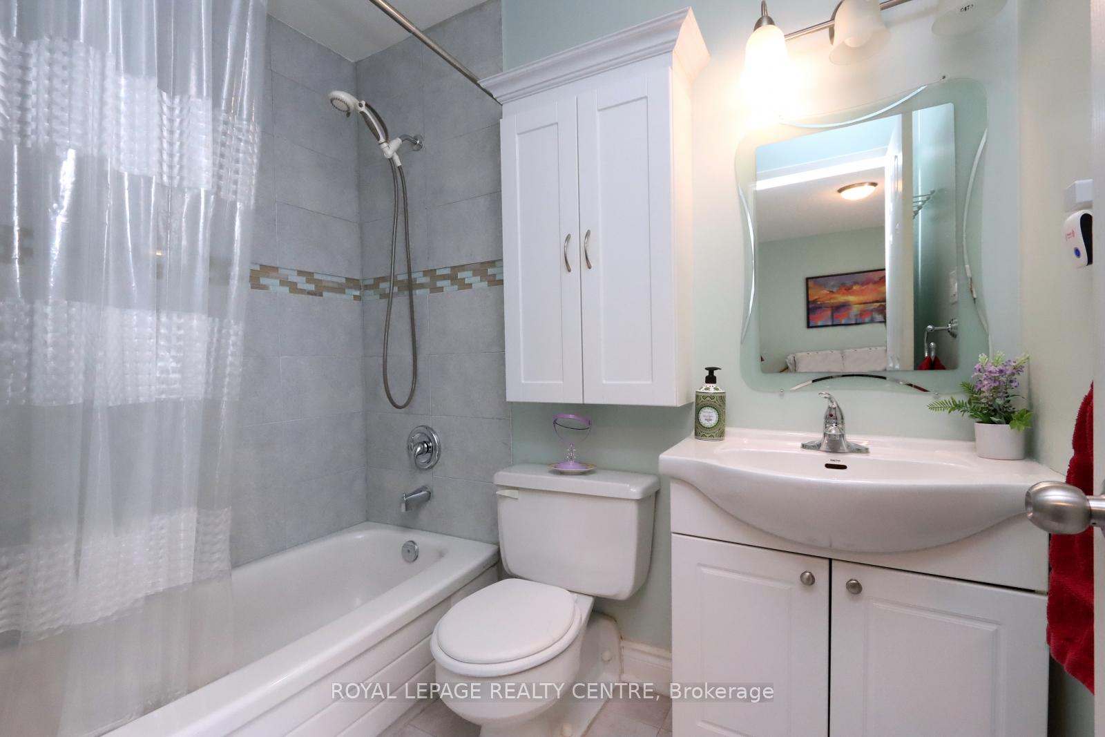 3 Bedrooms Condo at 2866 Battleford, Mississauga For sale