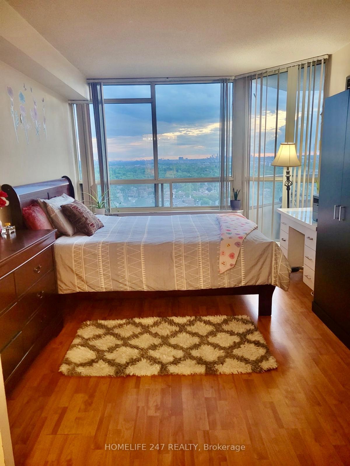 2 Bedrooms Condo at 5 Greystone Walk,  Toronto For sale