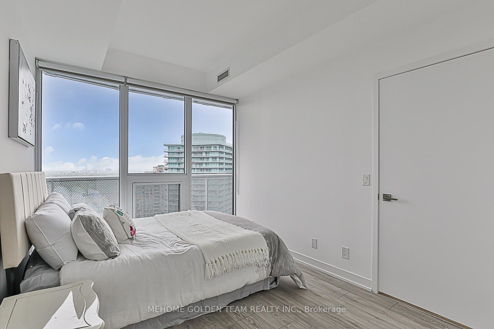 3 Bedrooms Condo at 15 Holmes, Toronto For sale