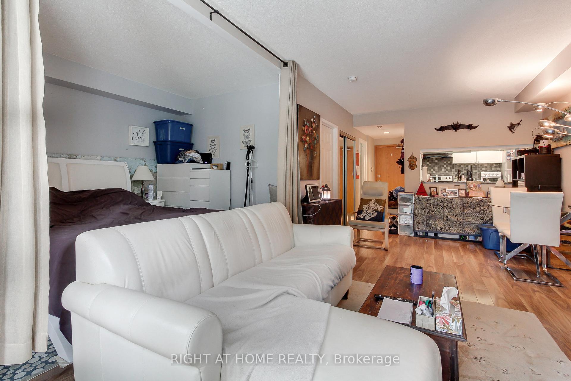 1 Bedroom Condo at 77 Harbour, Toronto For sale
