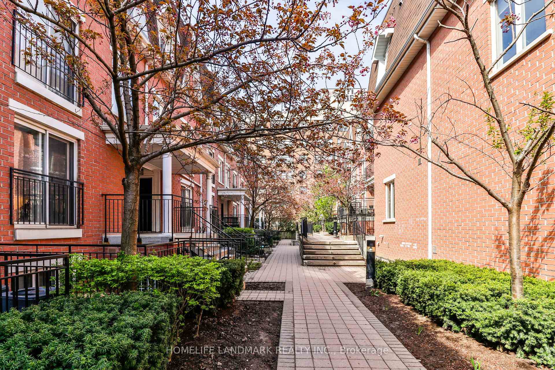 3 Bedrooms Condo at 26 Laidlaw, Toronto For sale