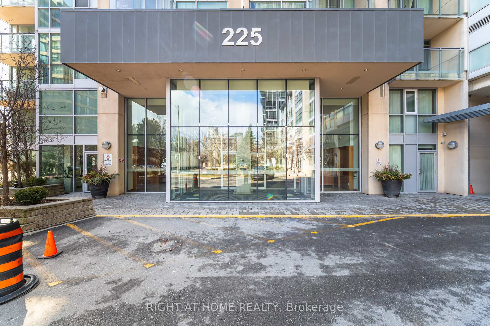 2 Bedrooms Condo at 225 Webb, Mississauga For sale
