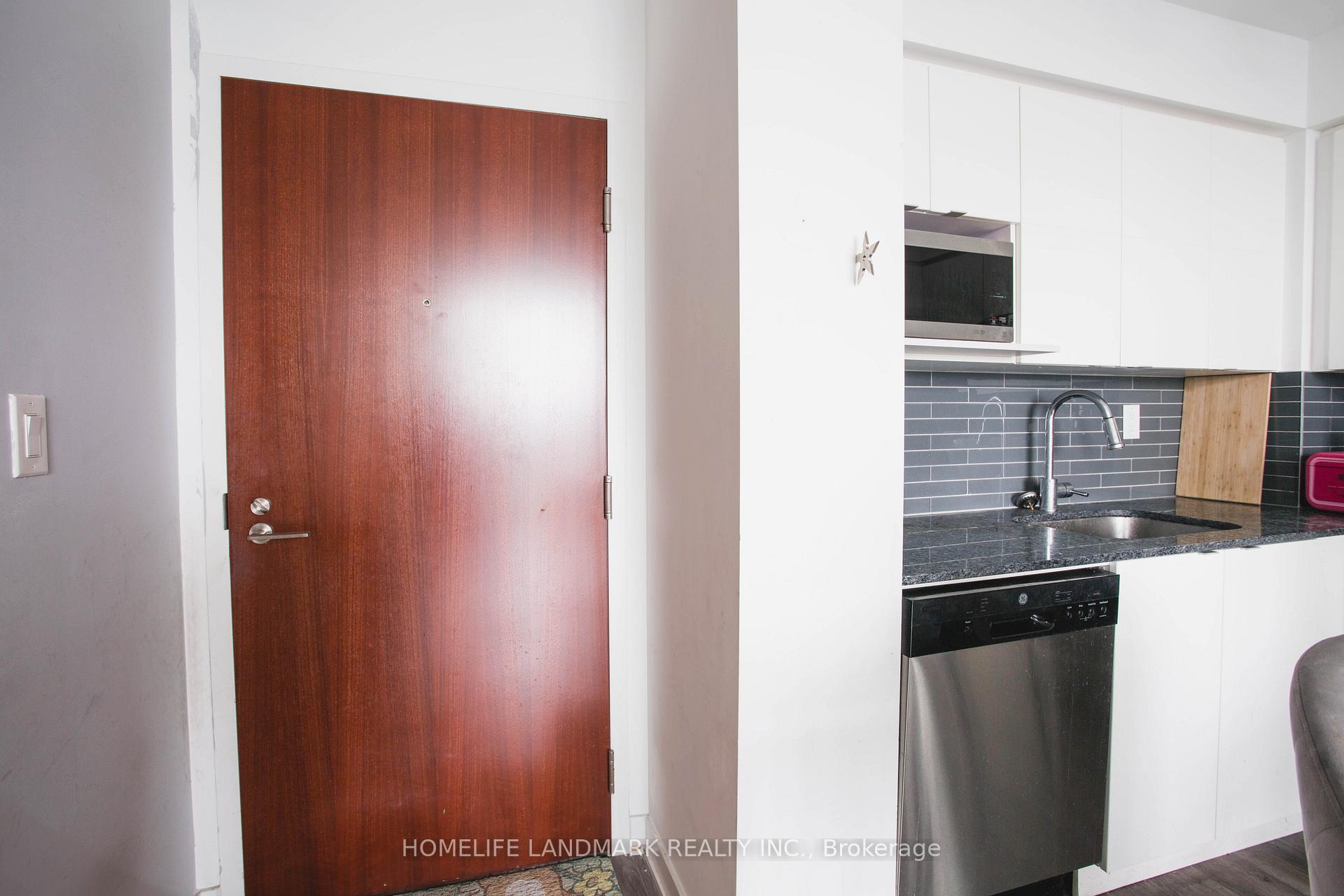 2 Bedrooms Condo at 160 Flemington, Toronto For sale