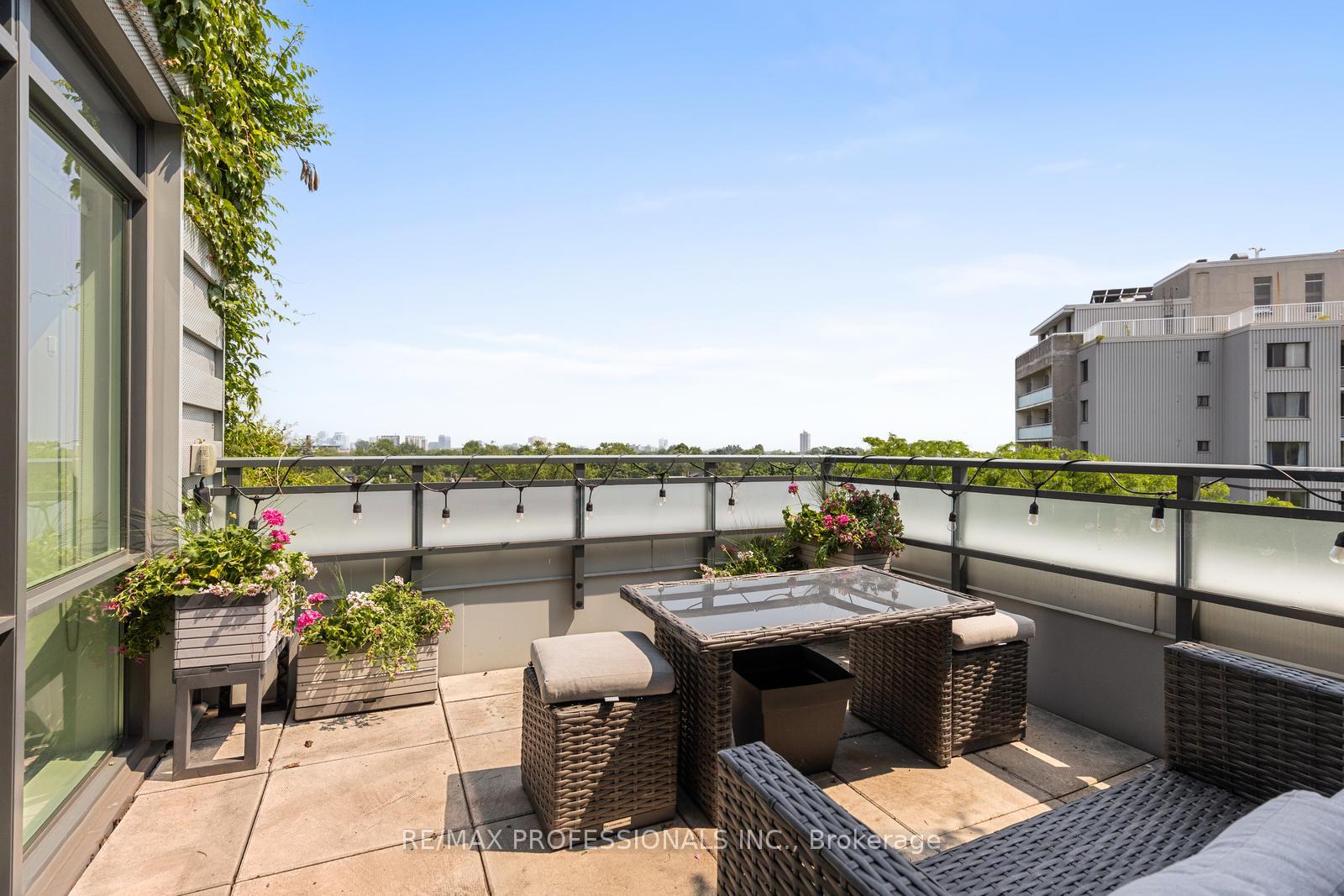 2 Bedrooms Condo at 38 Howard, Toronto For sale