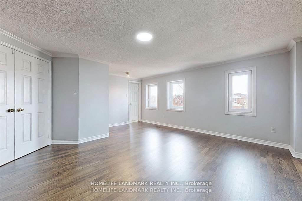 3452 Cherrington Crescent