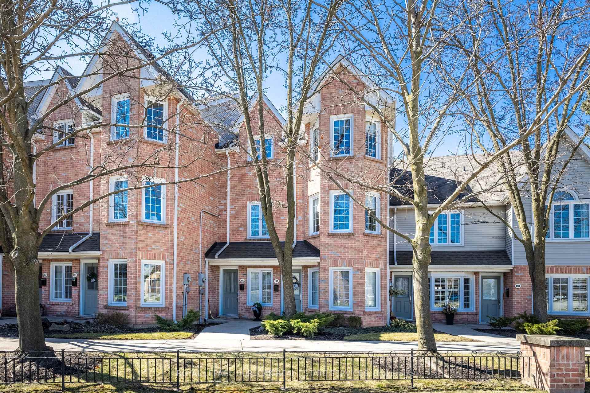 2 Bedrooms Condo at 2110 Cleaver, Burlington For sale