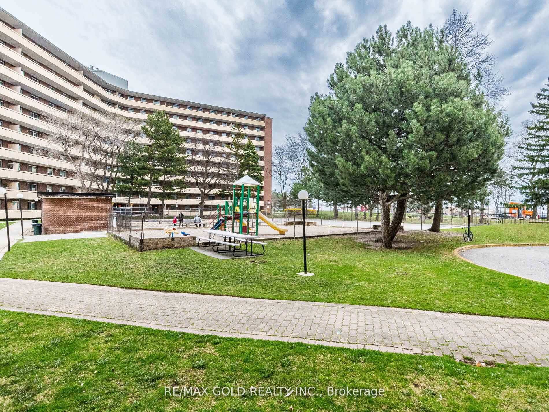 3 Bedrooms Condo at 3555 Derry, Mississauga For sale