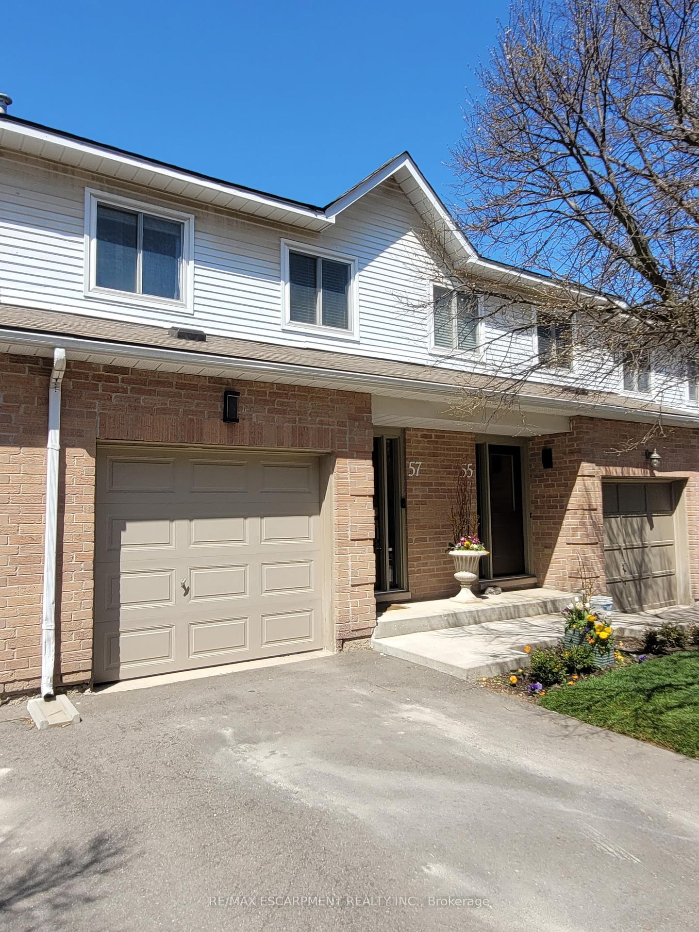 3 Bedrooms Condo at 26 Moss,  Hamilton For sale