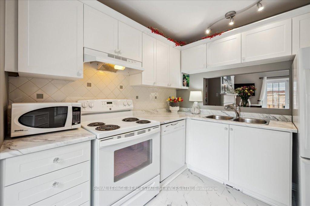 2 Bedrooms Condo at 1275 Maple Crossing, Burlington For sale