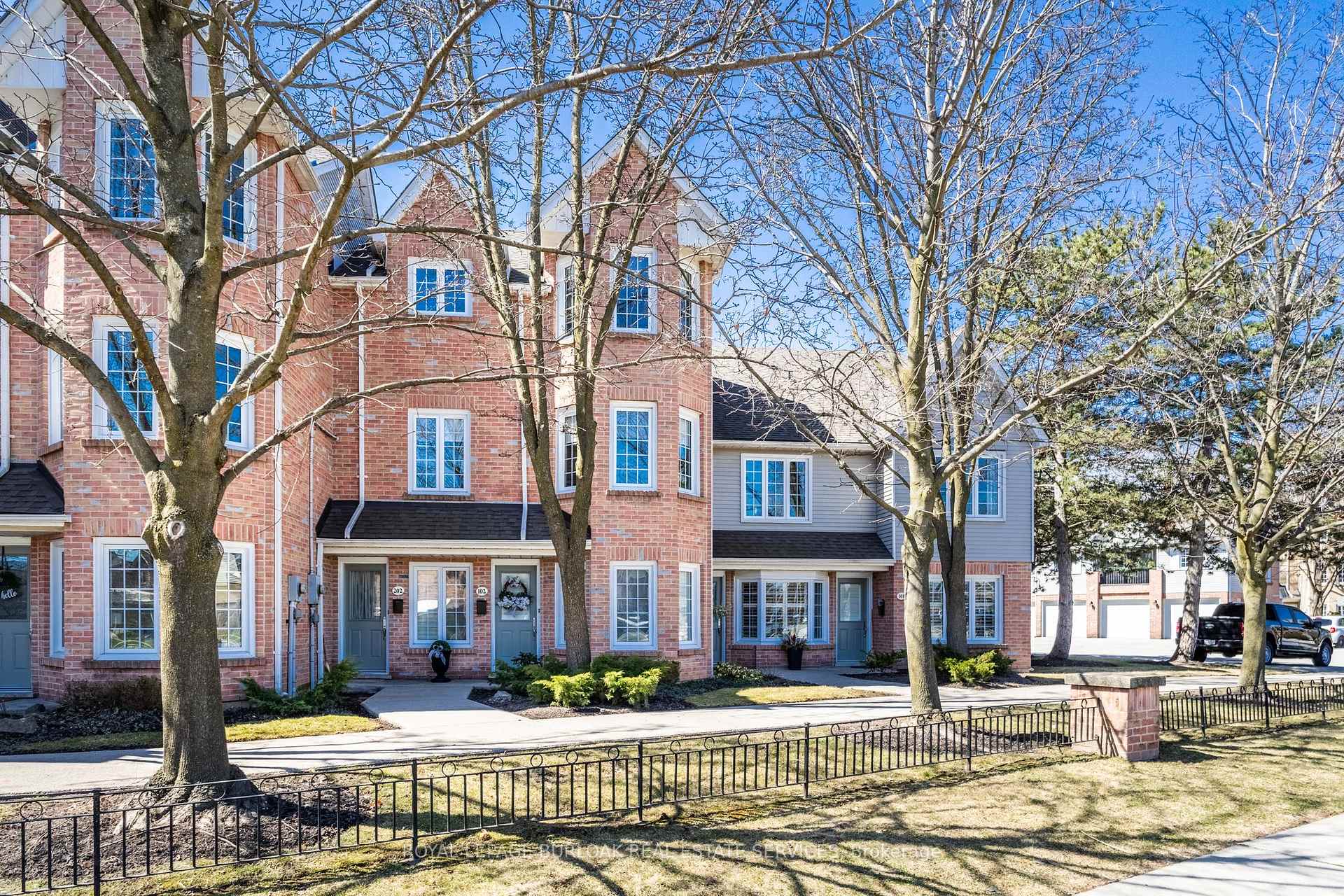 2 Bedrooms Condo at 2110 Cleaver, Burlington For sale