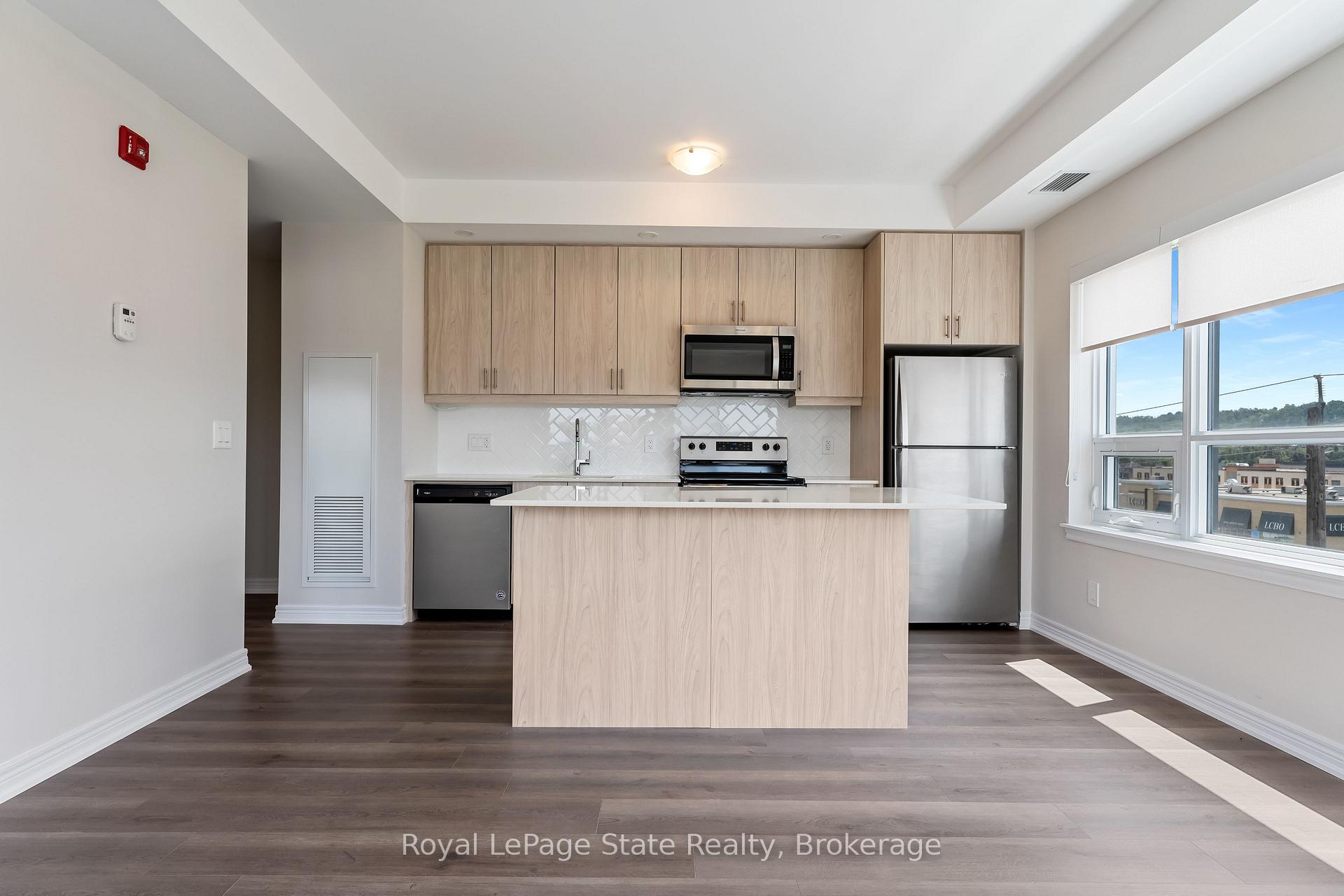 2 Bedrooms Condo at 121 8,  Hamilton For sale