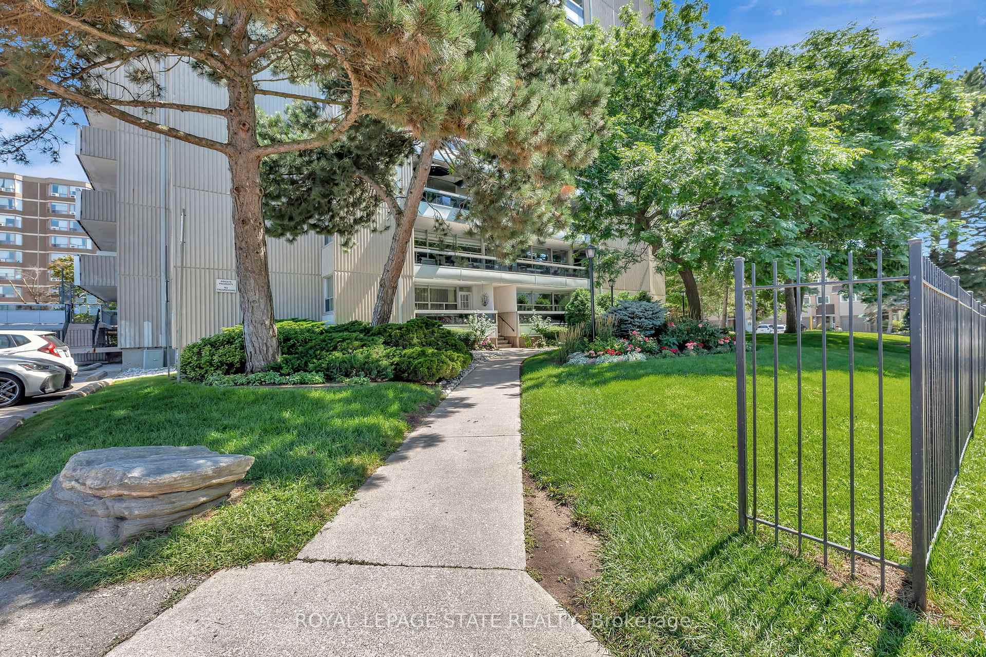 3 Bedrooms Condo at 2263 Marine, Oakville For sale