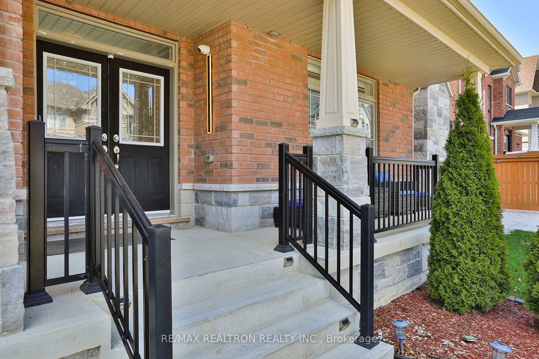 42 Manor Hampton Street, East Gwillimbury, ON L9N 0P9