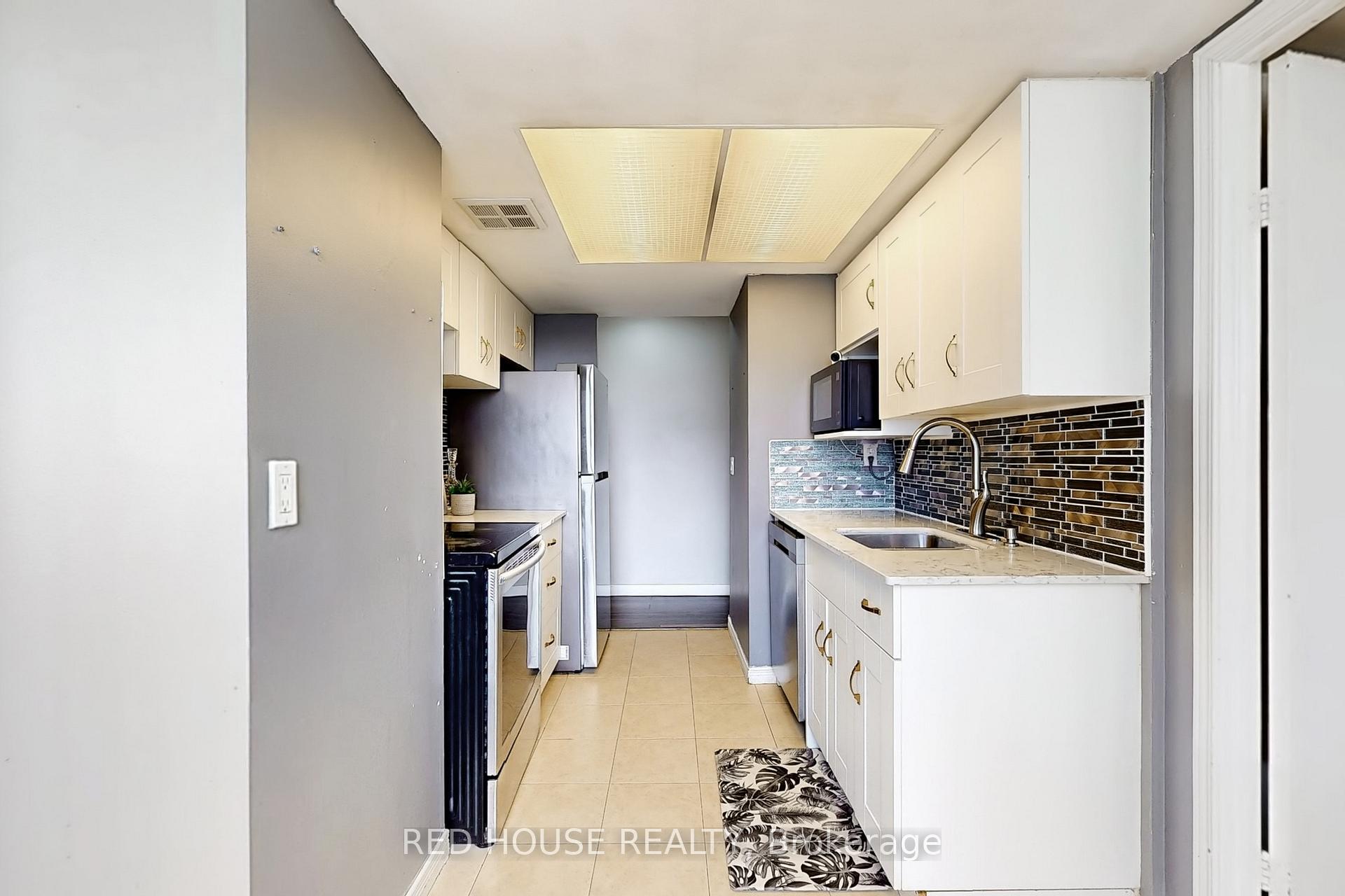 2 Bedrooms Condo at 10 Markbrook,  Toronto For sale