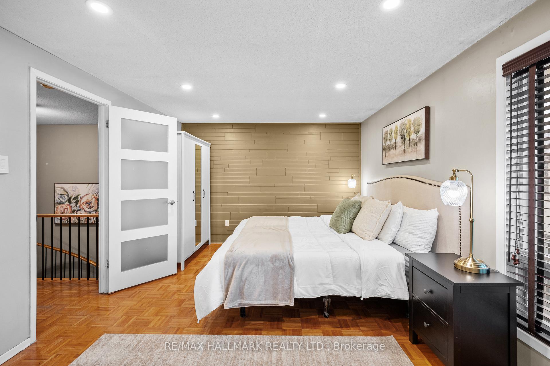 3 Bedrooms Condo at 6679 Shelter Bay,  Mississauga For sale