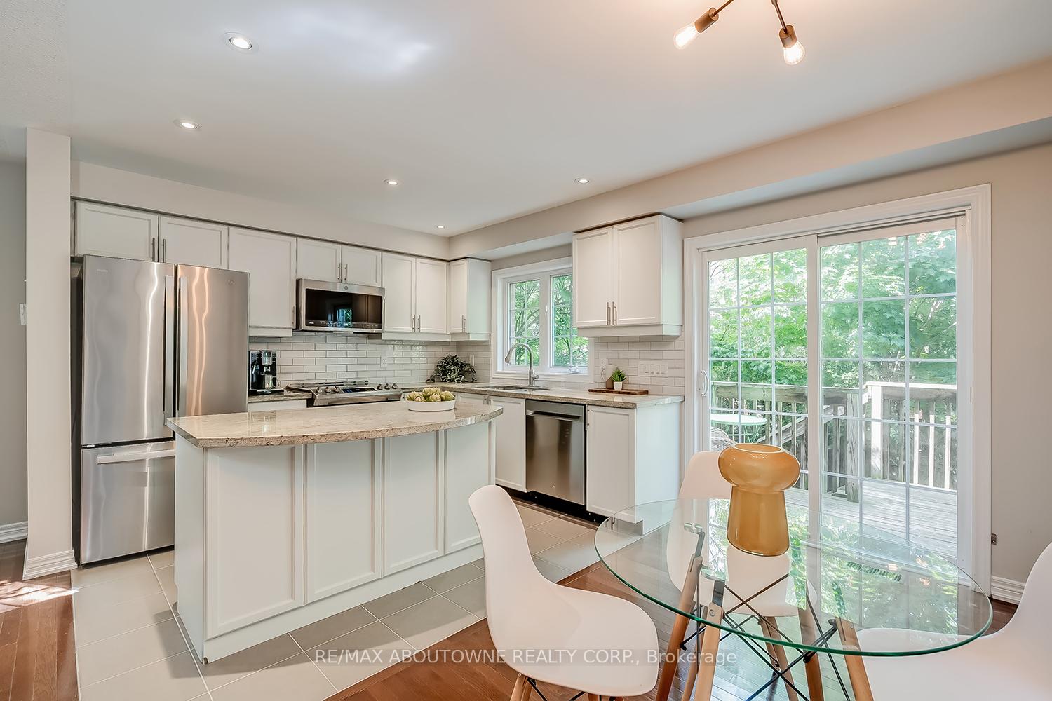 3 Bedrooms Condo at 233 Duskywing, Oakville For sale