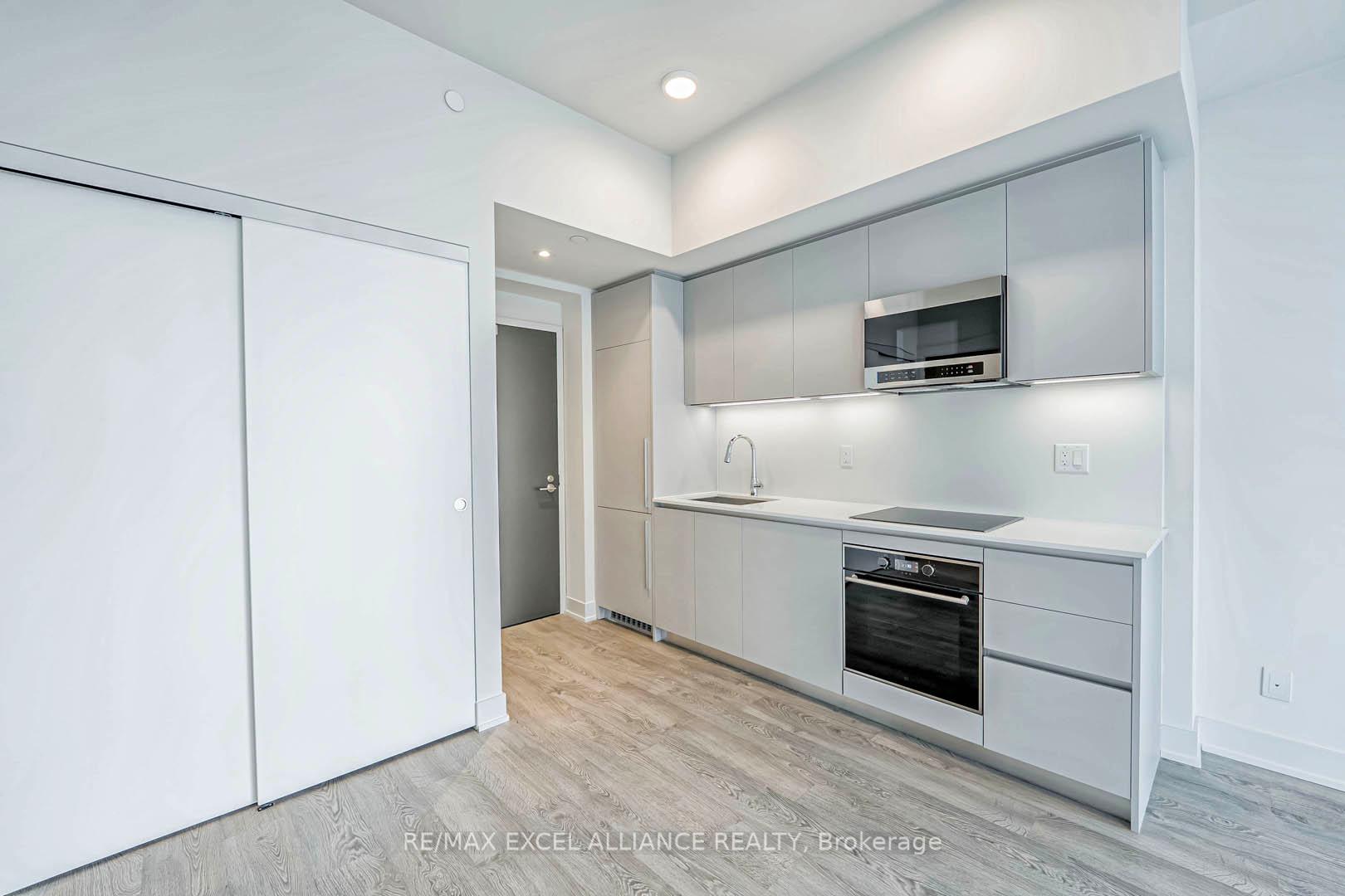 1 Bedroom Condo at 8 Cumberland,  Toronto For sale