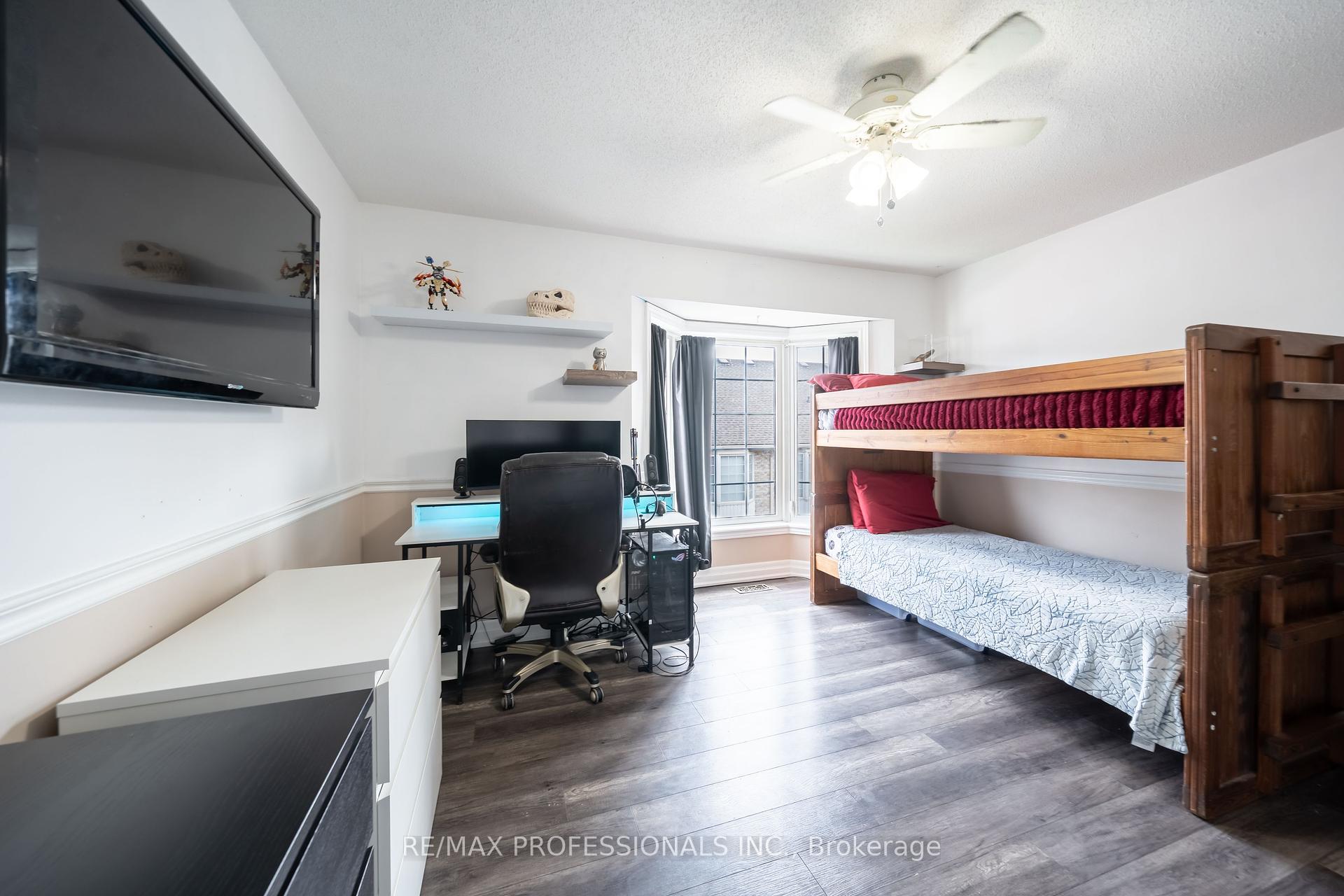 2 Bedrooms Condo at 3480 Upper Middle, Burlington For sale