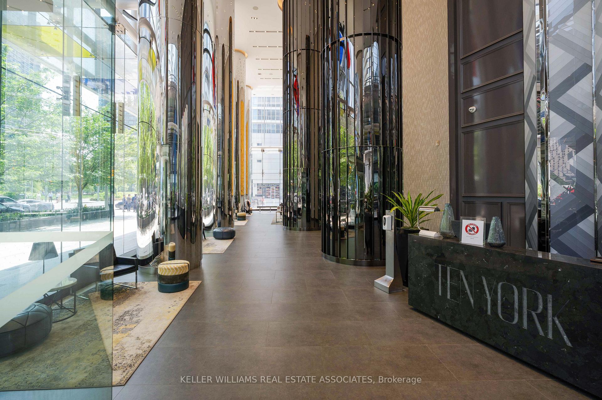 2 Bedrooms Condo at 10 York, Toronto For sale