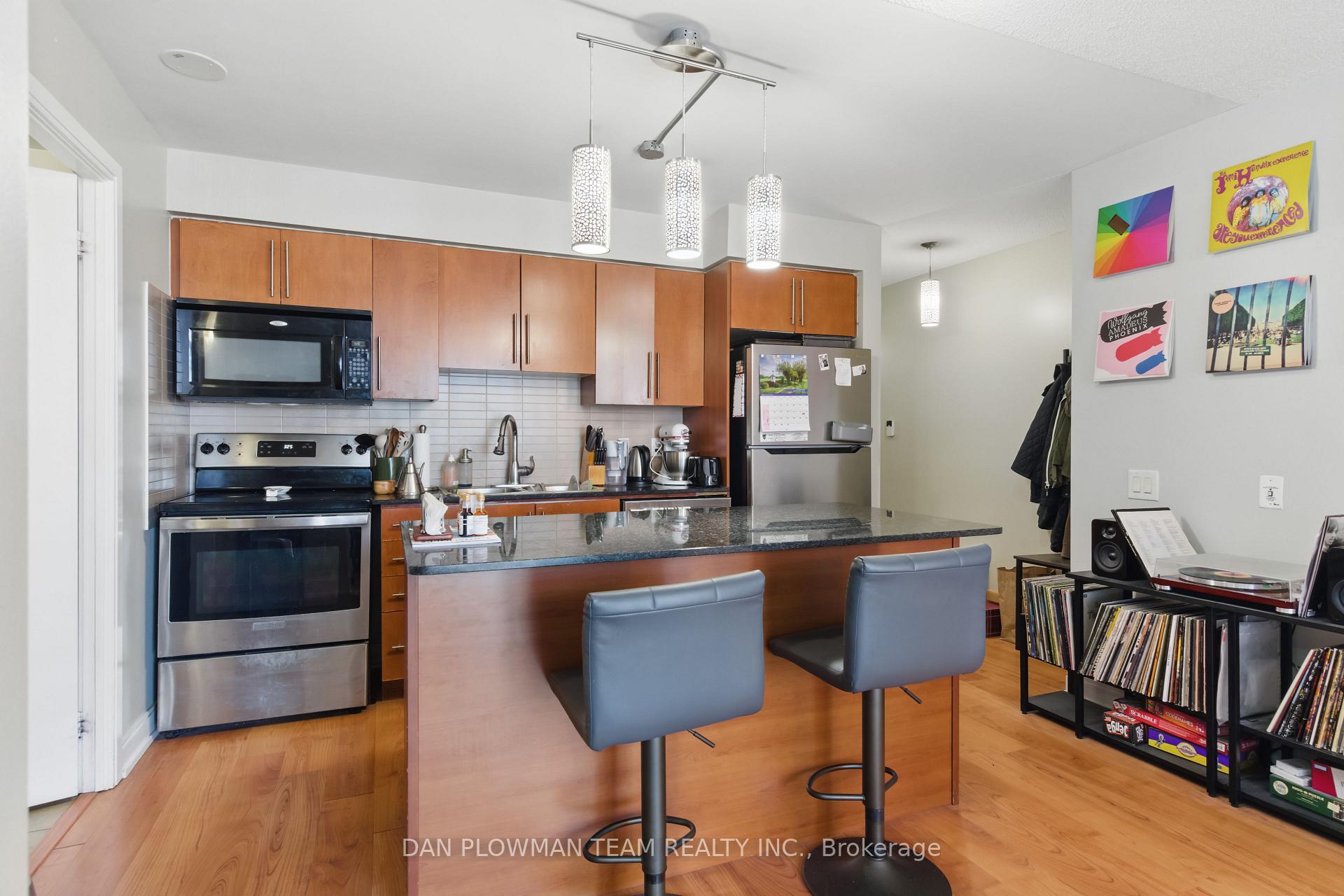 1 Bedroom Condo at 35 Viking, Toronto For sale