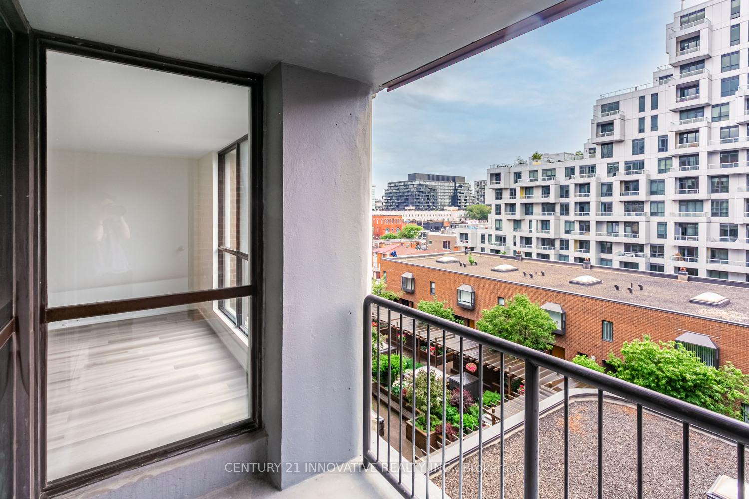 3 Bedrooms Condo at 188 Spadina, Toronto For sale