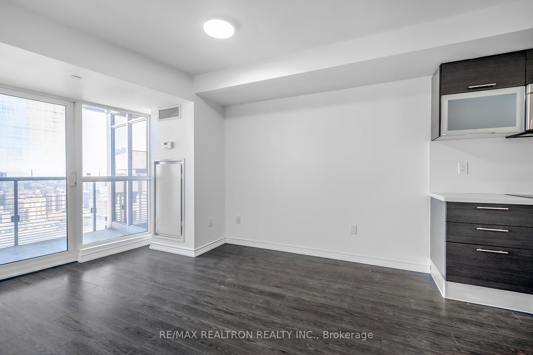2 Bedrooms Condo at 386 Yonge,  Toronto For sale