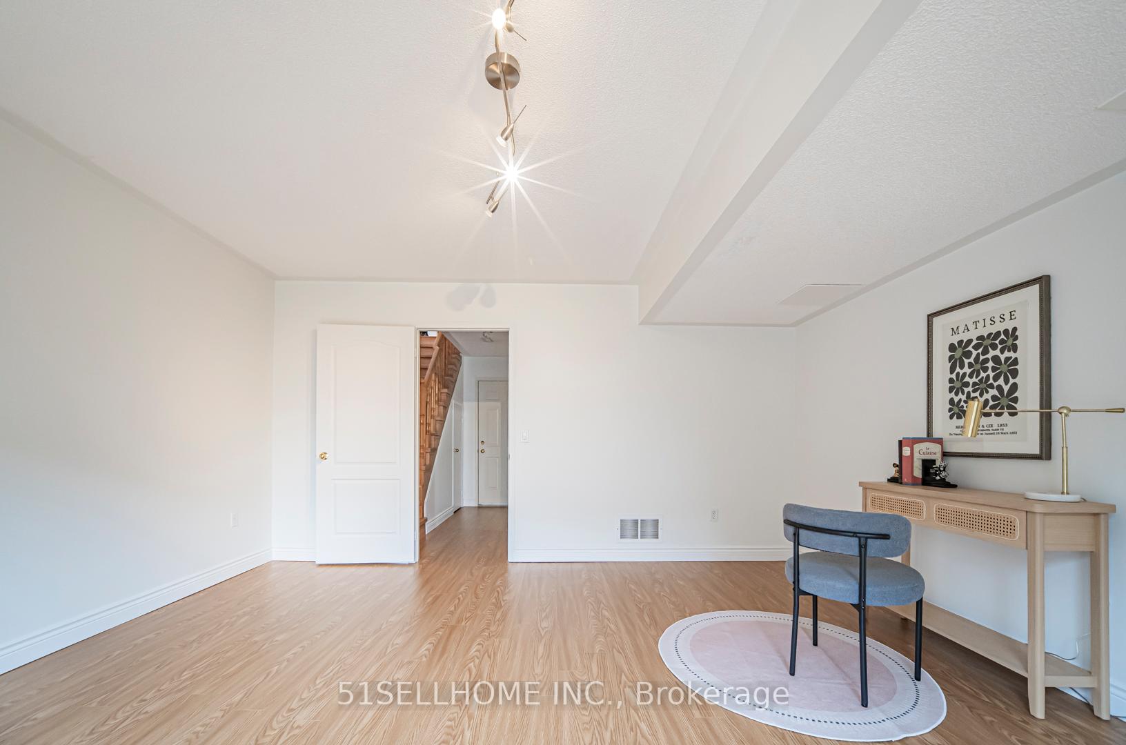 4 Bedrooms Condo at 858 Scollard,  Mississauga For sale