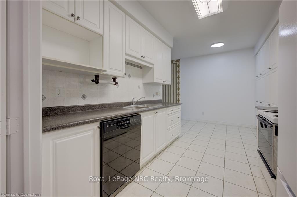 3 Bedrooms Condo at 120 Beddoe, Hamilton For sale