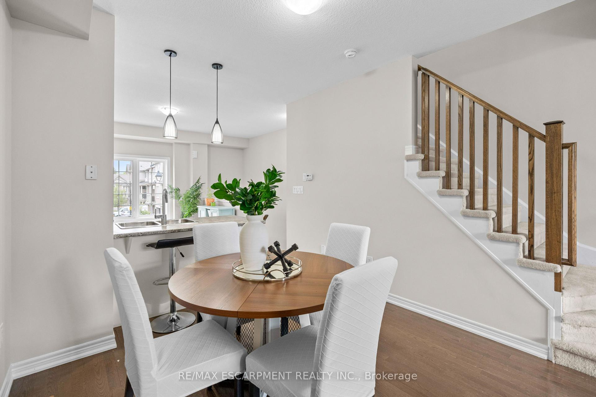 3 Bedrooms Condo at 215 Dundas, Hamilton For sale