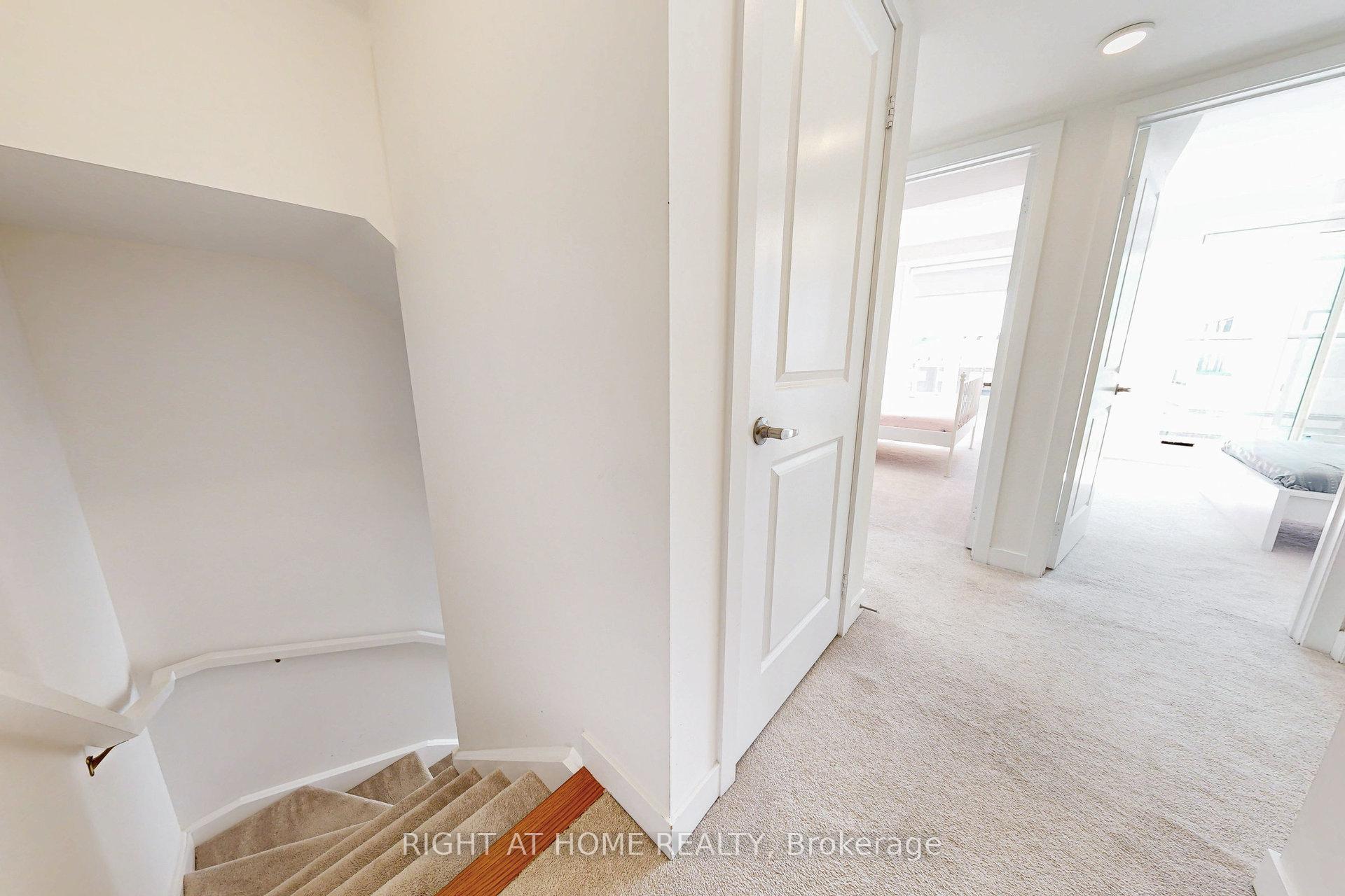 2 Bedrooms Condo at 3058 Sixth, Oakville For sale