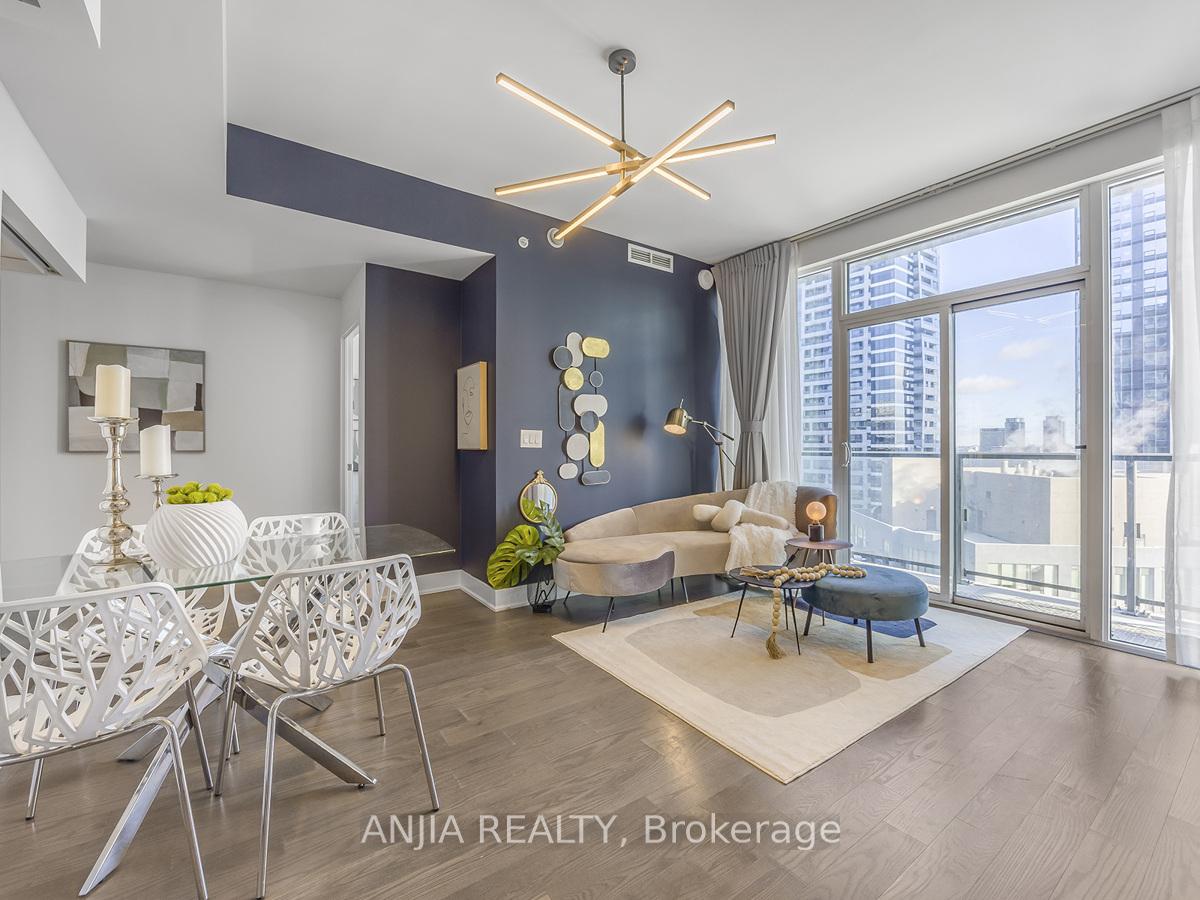 3 Bedrooms Condo at 955 Bay, Toronto For sale