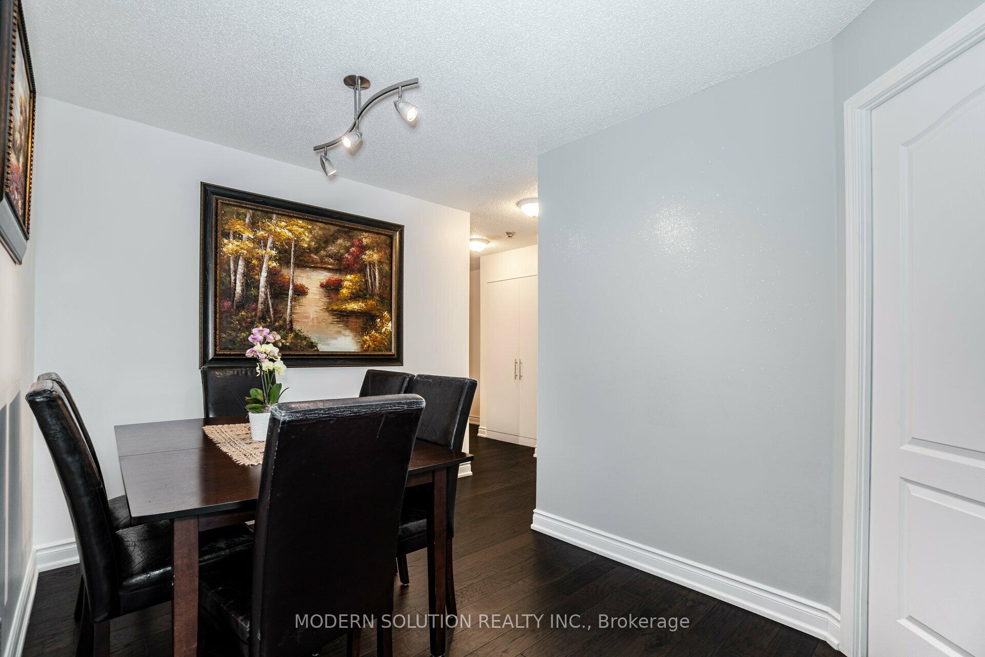 2 Bedrooms Condo at 1 Elm, Mississauga For sale