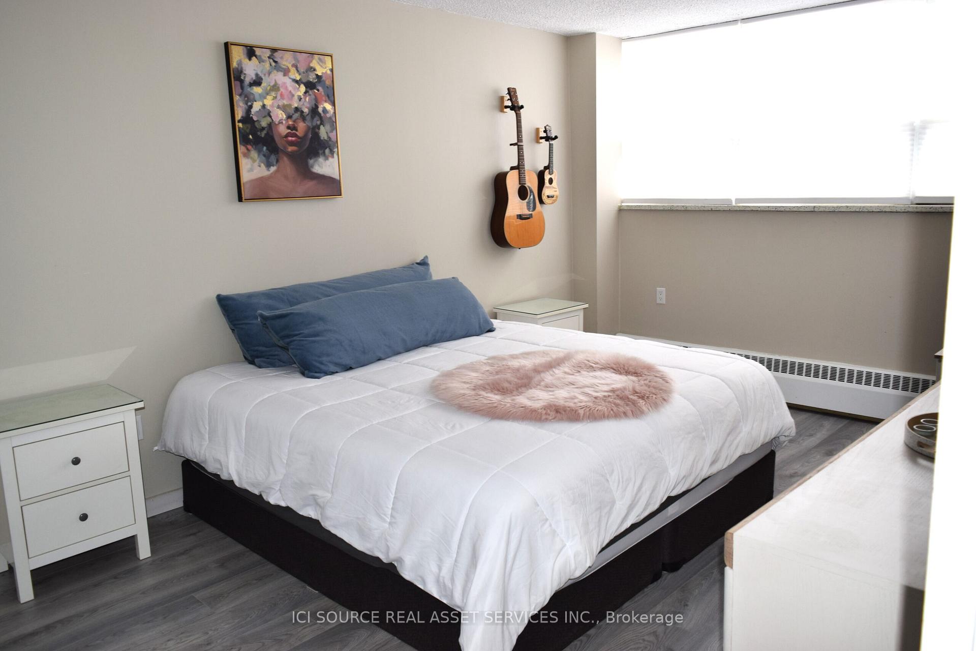 2 Bedrooms Condo at 212 Kerr,  Oakville For sale